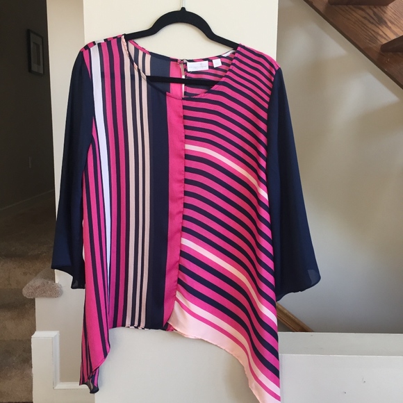 New York and Company Tops - NY AND CO Geometric Sharkbite Tunic Top